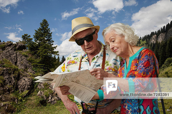 Senior Touristenpaar auf der Karte