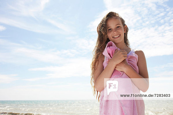 Mädchen am Meer  in ein Handtuch gewickelt