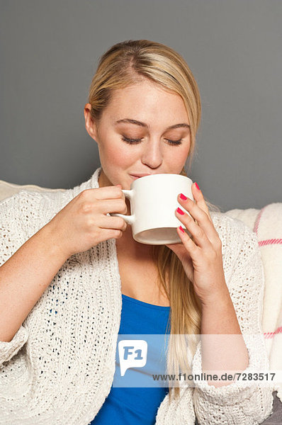 Frauen trinken Kaffee