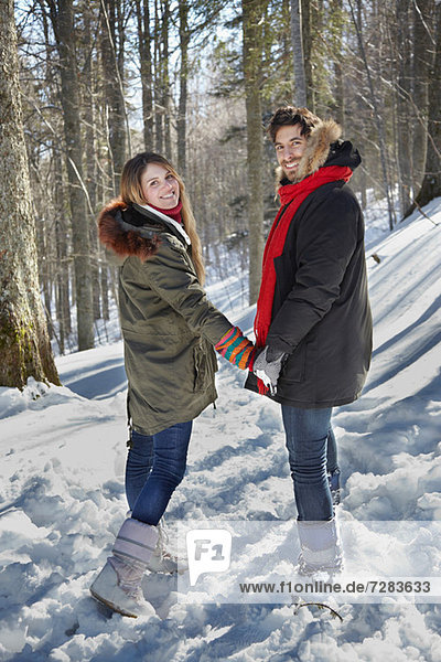 Paar hält Hände im Schnee
