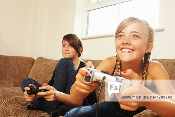 Zwei Mädchen spielen Videospiel