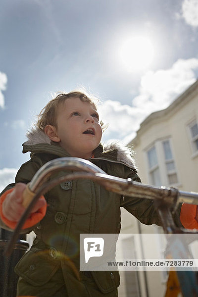 Mod Kleinkind Junge auf Retro-Fahrrad