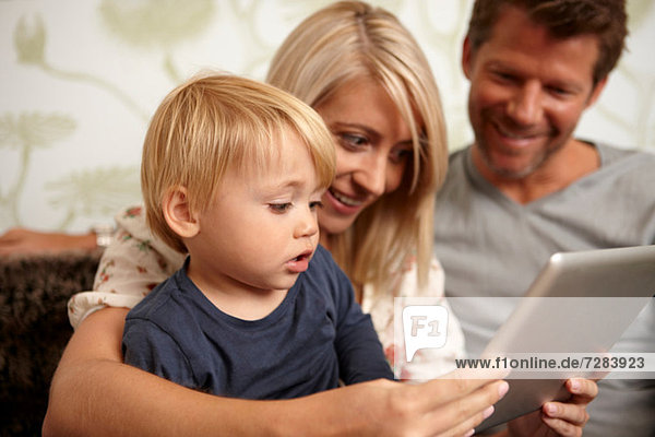 Vater  Mutter und Sohn mit digitalem Tablett