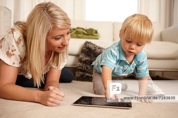 Mutter und Sohn mit digitalem Tablett