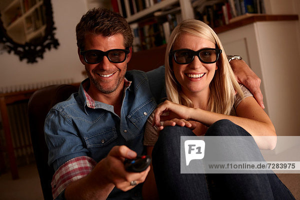 Paar mit 3D-Brille beim Fernsehen