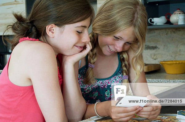 Zwei Mädchen schauen auf das Smartphone