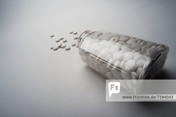 Flasche Aspirin verschüttet