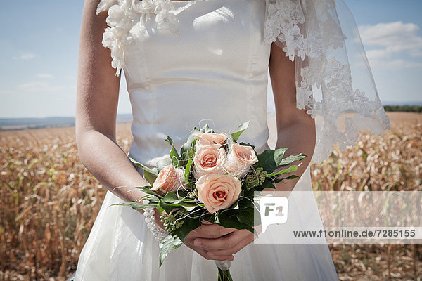 Neuvermählte Braut mit Blumenstrauß