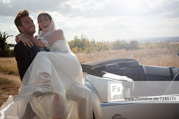 Neuvermählter Bräutigam mit Braut im Freien