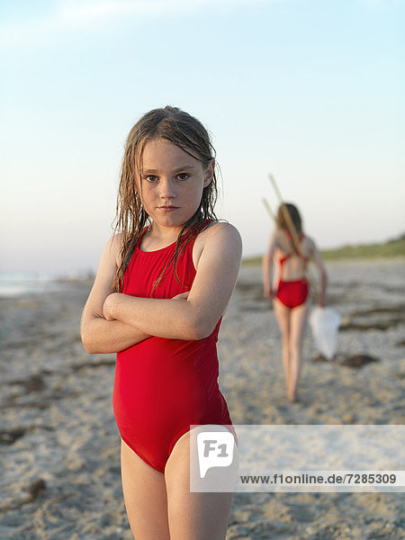 Mädchen am Sandstrand stehend