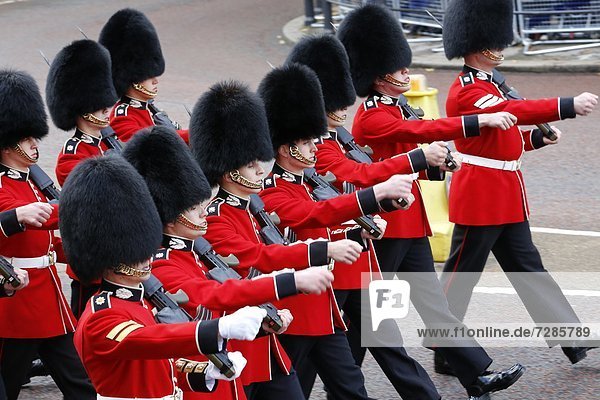 Marschierende Soldaten am Buckingham Palace  London  Großbritannien