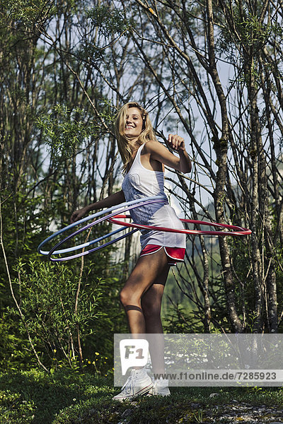 Frau Hula Hooping im Wald