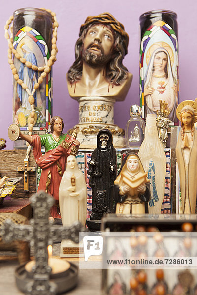 Religiöse Ikonen und Kreuze auf dem Tisch