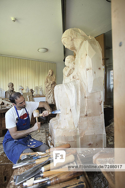 Bildhauer meißelnde Figur aus Holz