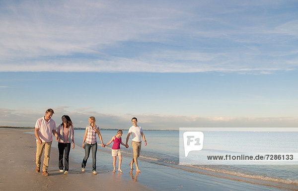 Familienwandern am Strand