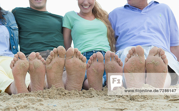 Nahaufnahme von Sandfüßen am Strand
