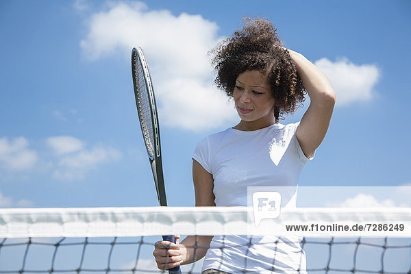 Tennisspieler mit Schläger auf dem Platz