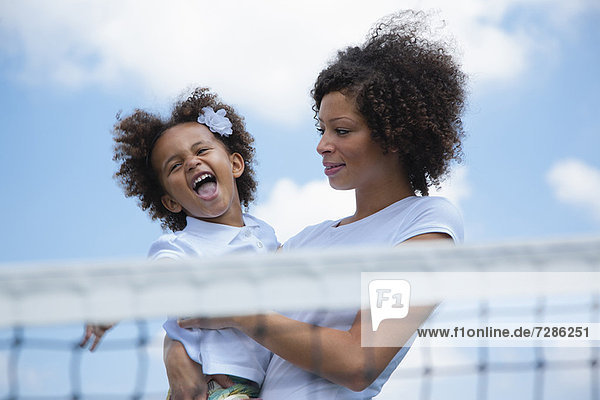 Mutter mit Tochter auf dem Tennisplatz