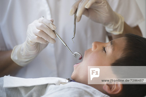 Junge - Person  5-9 Jahre  5 bis 9 Jahre  Zahnarzt