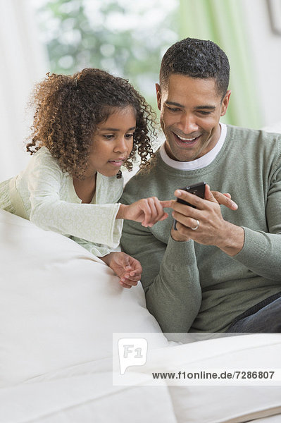 Handy  benutzen  Menschlicher Vater  Kurznachricht  Tochter  5-9 Jahre  5 bis 9 Jahre