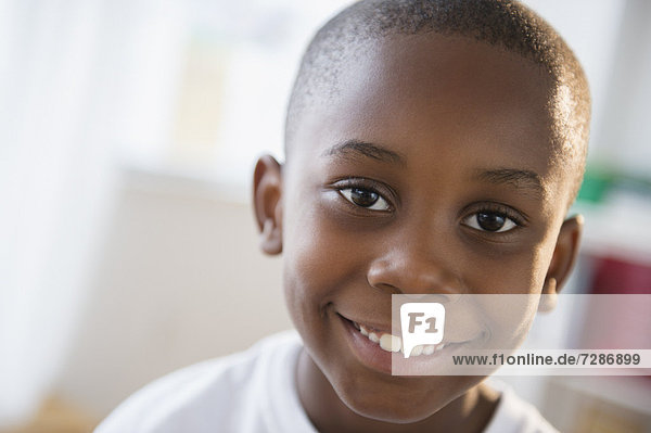 Portrait  lächeln  Junge - Person  5-9 Jahre  5 bis 9 Jahre