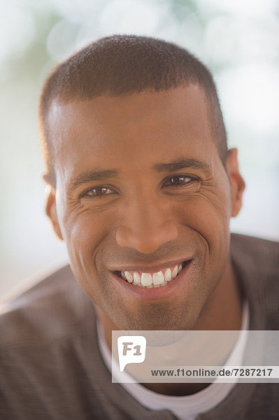 Porträt von jung lächelnd mann