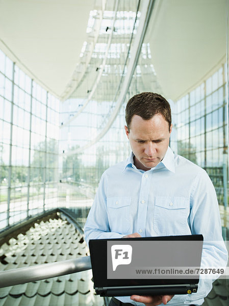 Portrait des Mannes mit laptop