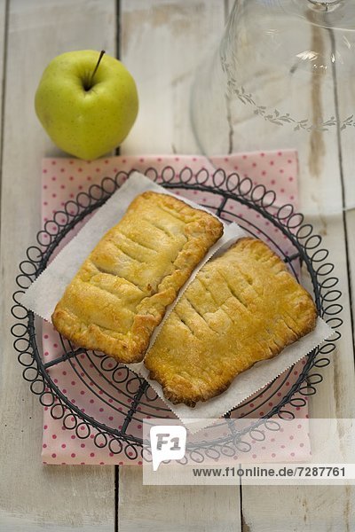 Zwei Apfeltaschen und ein Apfel