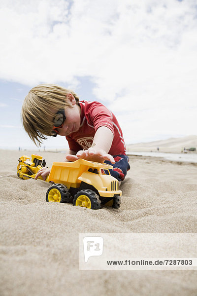 Junge - Person  Sand  Lastkraftwagen  5-6 Jahre  5 bis 6 Jahre  spielen