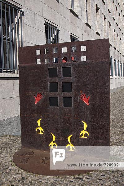 Mauerskulptur  Erinnerungssymbol an den Fall der Berliner Mauer  Künstler Eberhard Foest  Bundesministerium der Finanzen  Berlin  Deutschland  Europa