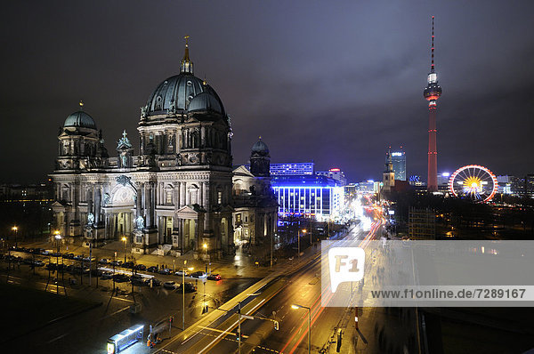 Berliner Dom und Fernsehturm bei Nacht  Deutschland