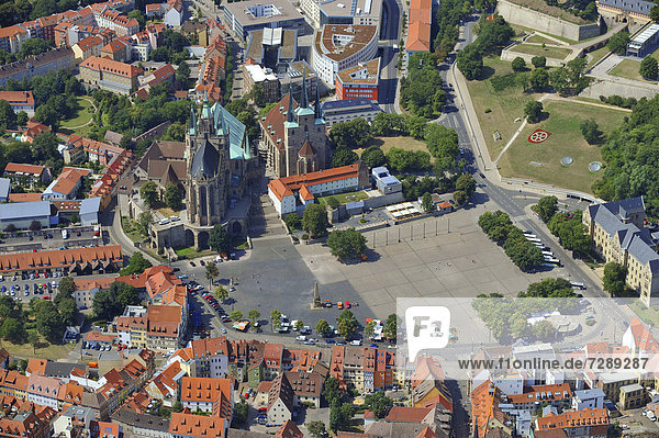 Luftaufnahme  Domplatz mit Dom St. Marien und St. Severikirche  Erfurt  Thüringen  Deutschland  Europa