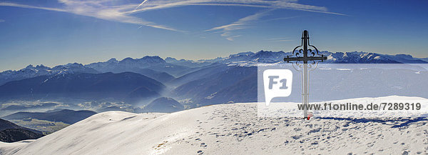 Berglandschaft mit Gipfelkreuz am Terner Joch  Dolomiten  Südtirol  Italien