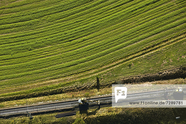 Gleisbauarbeiten neben einem Rapsfeld  Luftbild