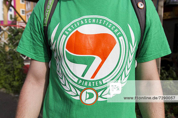 T-Shirt der Piraten-Partei  Symbol Antifaschistische Aktion  Berlin  Deutschland  Europa