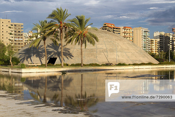 Versammlungshalle  Expo-Gelände  Rachid Karami International Fair  Tripoli  Libanon. Der brasilianische Architekt Oscar Niemeyer plante das Areal Anfang der 1960er Jahre.