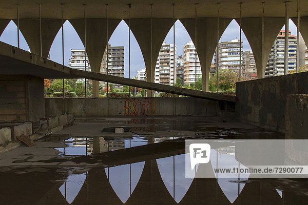 Libanesischer Pavillon  Expo-Gelände  Rachid Karami International Fair  Tripoli  Libanon. Der brasilianische Architekt Oscar Niemeyer plante das Areal Anfang der 1960er Jahre. Im Hintergrund Wohnhäuser.