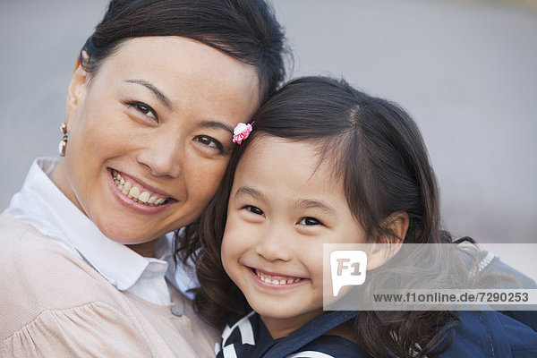 umarmen  chinesisch  Schule  Tochter  Mutter - Mensch