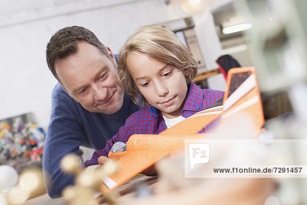 Deutschland  Leipzig  Vater und Sohn reparieren Spielzeugflugzeug