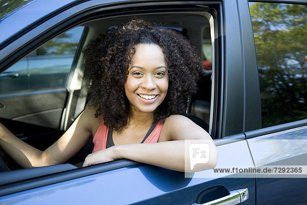 Frau  lächeln  Auto  fahren  Hispanier