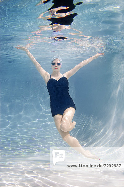 Europäer Frau Unterwasseraufnahme schwimmen