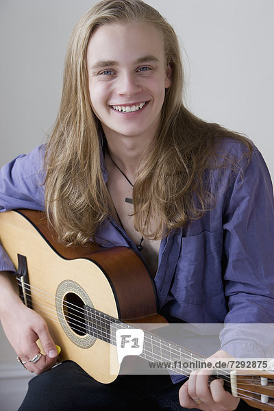Jugendlicher  Europäer  Junge - Person  Gitarre  spielen