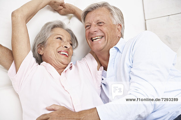 Spanien  Seniorenpaar aufwachend  lächelnd