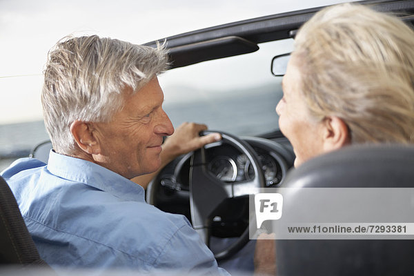 Spanien  Seniorenpaar schaut sich im Cabriolet an
