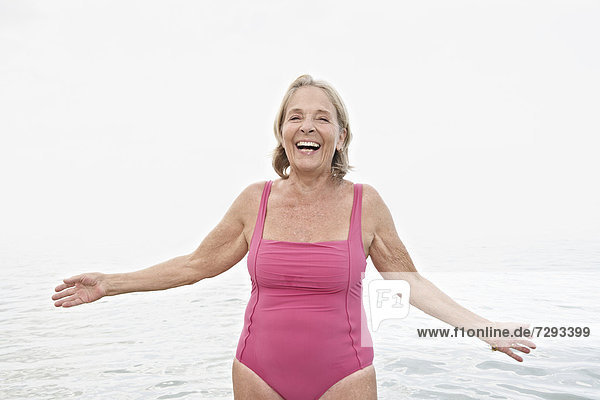 Spanien  Seniorin am Strand