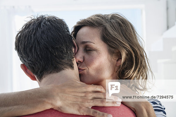 Spanien  Mittlere erwachsene Frau küsst den Mann