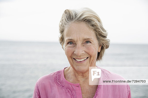Spanien  Seniorin lächelt den Atlantik an