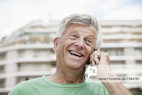 Spanien  Senior Mann im Gespräch am Handy
