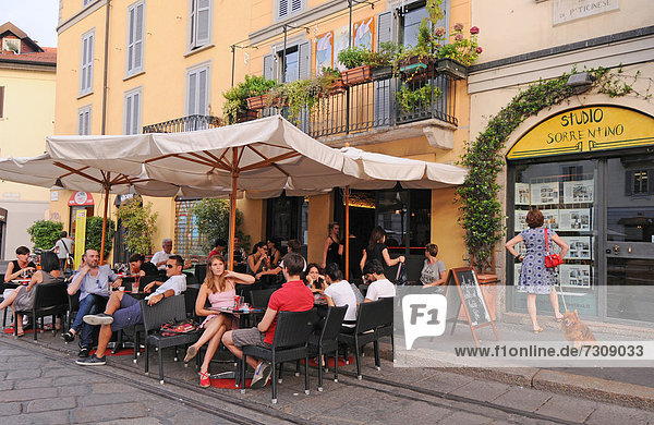 Italien  Lombardei  Mailand Cafe entlang der Naviglio