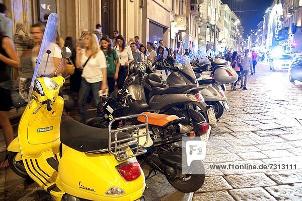 Italien Lombardei Mailand Nachtleben in der Via Manzoni während der Vogue Fashion's Night Out